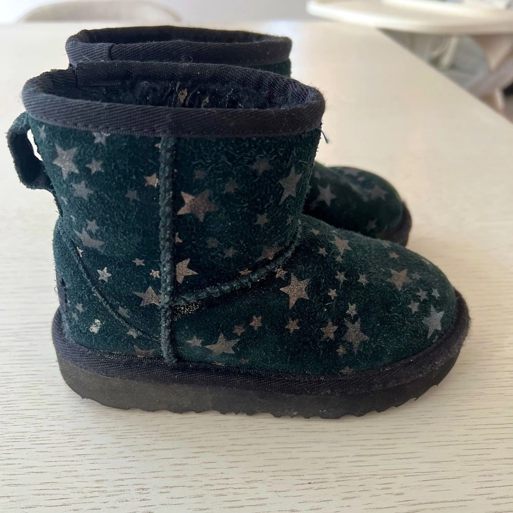 UGG Unisex-Child Classic Mini Ii Stars Fashion Boot - Size 8 in Black